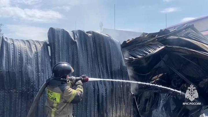 В Краснодаре потушили крупный пожар в здании цеха по производству матрасов