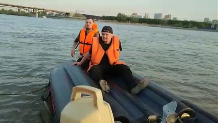 В Новосибирске спасли двух мужчин с перевернувшейся лодки