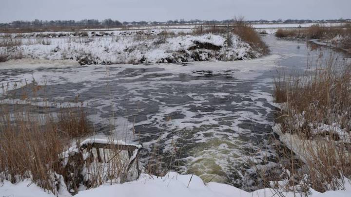 В Староминском районе для защиты домов от подтоплений сбрасывают воду с плотины