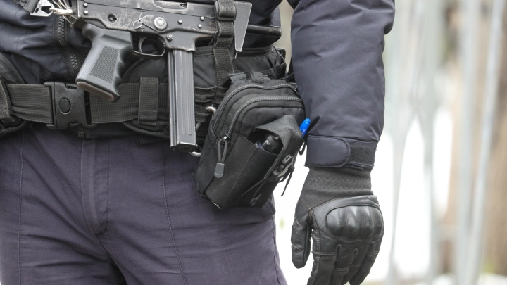 В Кингисеппе преступник заколол полицейского при задержании: объявлена масштабная облава