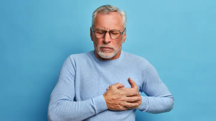 Ощущение одиночества связали с риском этих болезней сердца