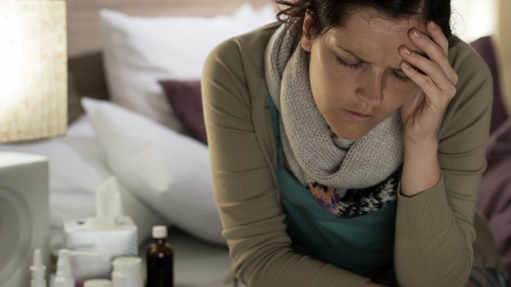 Пройдет ли простуда, если укутать горло шарфом? Терапевт назвала лишь один эффект