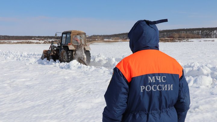 Чудом не ушел под воду: В Ейске спасатели сняли со льда ребенка