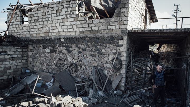 Карабах пылает: Жители в отчаянии сжигают дома и заправки