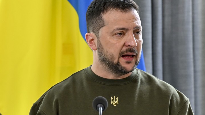 Всё хуже и хуже: Зеленский надел очки с диоптриями