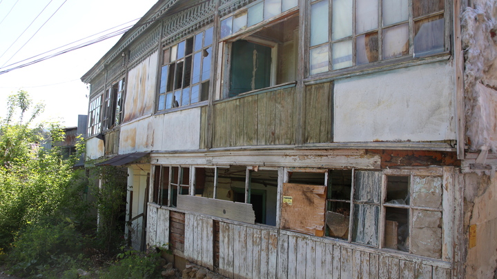 В Сочи обрушился заброшенный деревянный дом, где ночевали бездомные