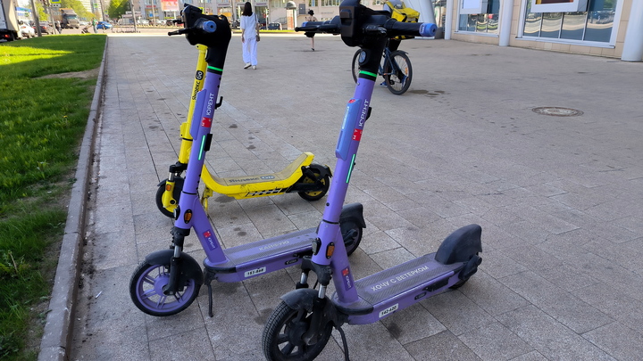 Самокатчики и велосипедисты попали на деньги. Петербуржцев начали массово штрафовать за неаккуратную езду