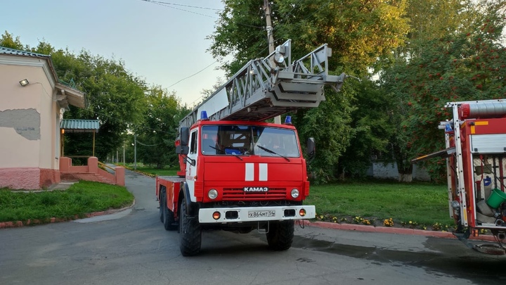 В Новосибирске загорелся бизнес-центр Бутон