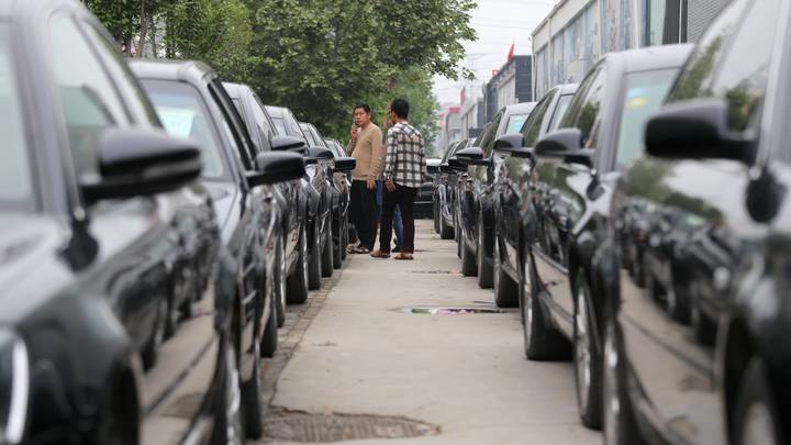 В Сочи Land Cruiser протаранил восемь машин на парковке