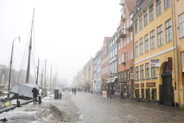 Хаос в Дании: Поезда стоят, не вызвать даже скорую. Страна откатилась на 20 лет назад