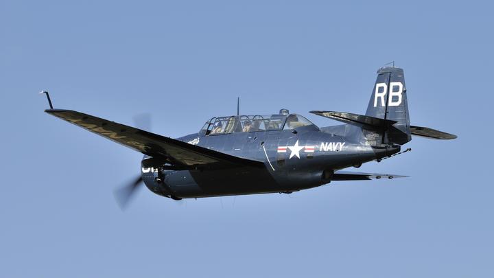 А-а-а-а!: В США бомбардировщик свалился прямо на пляж - видео