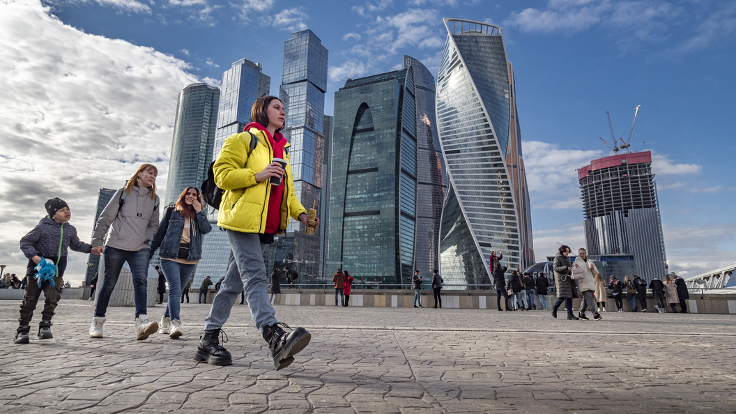 Самая дешевая москва. Москва Сити лето 2021. ТВ центр Москва Сити реклама 2019. Москва самые дешевые фото.