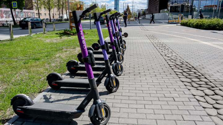 В Москве курьер на самокате сбил маму с дочкой