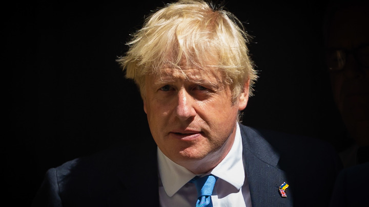 Борис Джонсон с гранатой в руках поучился убивать русских