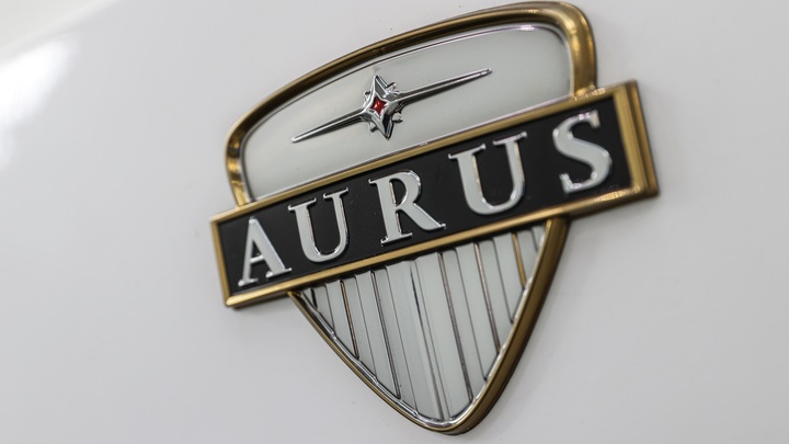 Путин показал новейший броневик Aurus