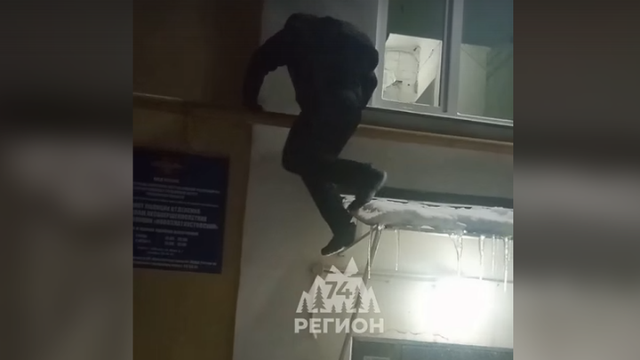 Жителям Златоуста приходится выходить из дома через окно