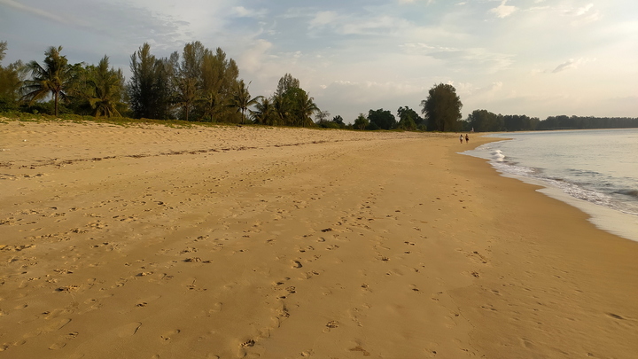 Странная находка в Японии: что за гигантский металлический шар нашли на пляже