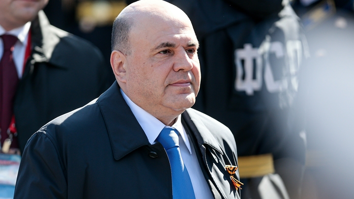 Премьер-министр России Мишустин подарил маленькой пермячке гитару и даже сыграл на ней