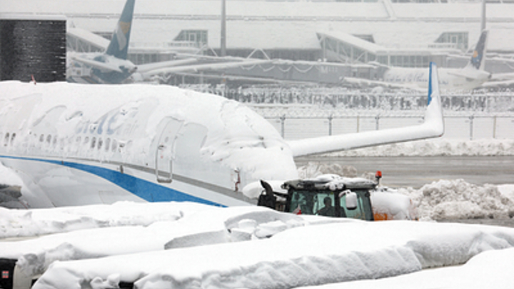 Нарочно не придумаешь: Самолёт собрался на саммит по глобальному потеплению и вмёрз в полосу