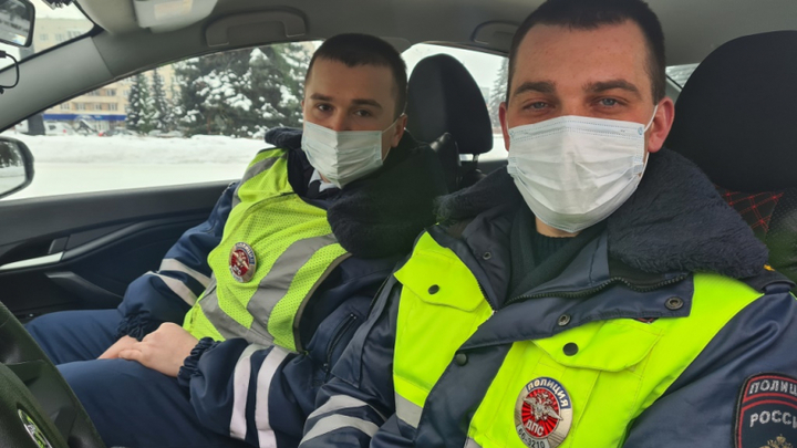 Автобус с пассажирами застрял в снегу на трассе в Свердловской области