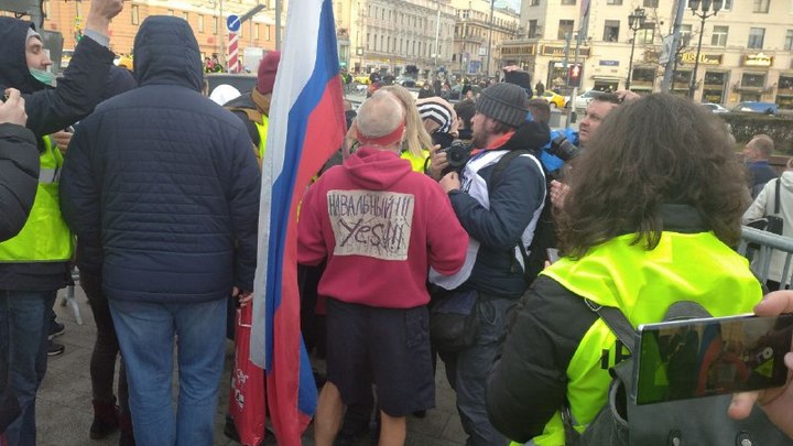 Свергать власть в России пришёл дядя в шлёпках