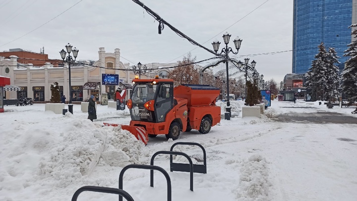 На челябинские улицы ночью вышли 270 машин для уборки снега