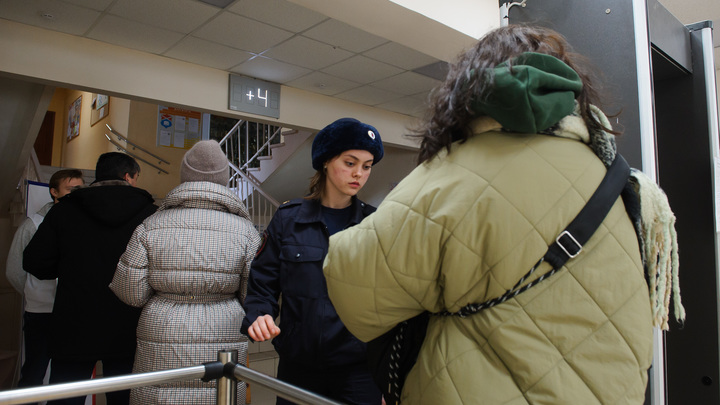 Пришедшую на выборы с зеленкой профессора УрФУ мошенники контролировали даже при задержании