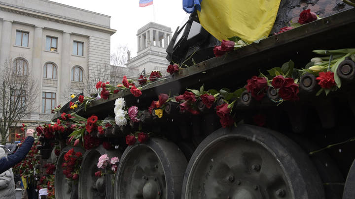 Выставленный в Амстердаме подбитый русский танк засыпали цветами