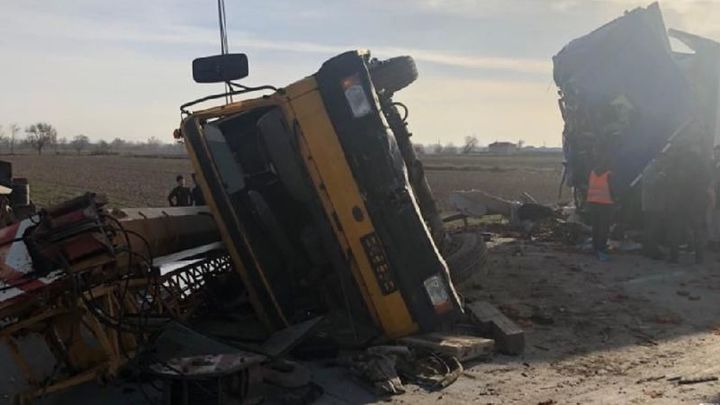 В Туркестанской области столкнулись автокран и грузовик