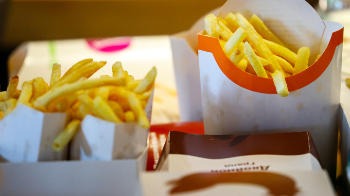 Начиналось с объедков Джоли. На Украине продают остатки недоеденной Блинкеном картошки фри