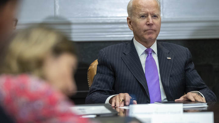 Байден удивил странным поступком во время выступления жены: Виновато мороженое