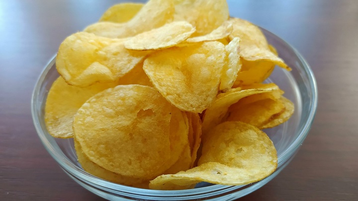 Страшилка или реальность? Токсиколог Хотимченко оценил опасность чипсов для мужской силы