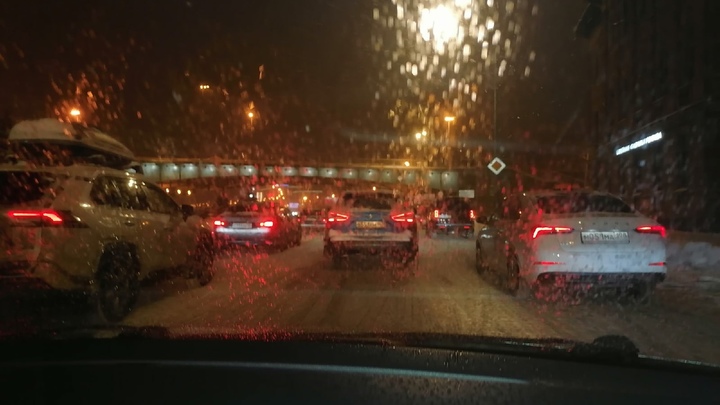Петербургские пробки вернулись в рабочий режим: на дорогах 8 баллов