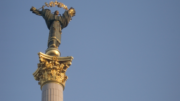 Ударом кулака «патриот» объяснил украинке,  в какой футболке ей нельзя ходить по улице