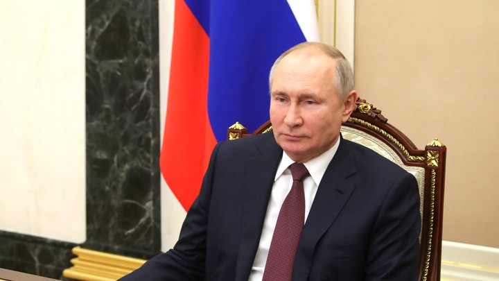 Путин поручил обратить внимание на соотечественников за рубежом