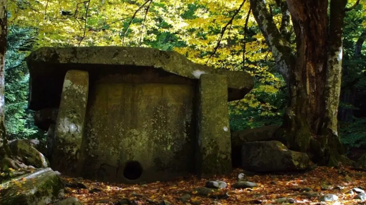 На фасаде дольмена под Сочи обнаружили уникальные барельефы