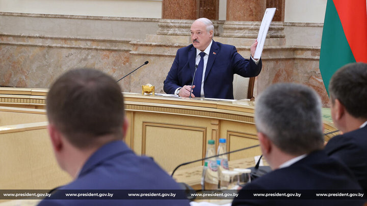 Лукашенко жестко потребовал у чиновников навести порядок в медицине: Шкуру сорву