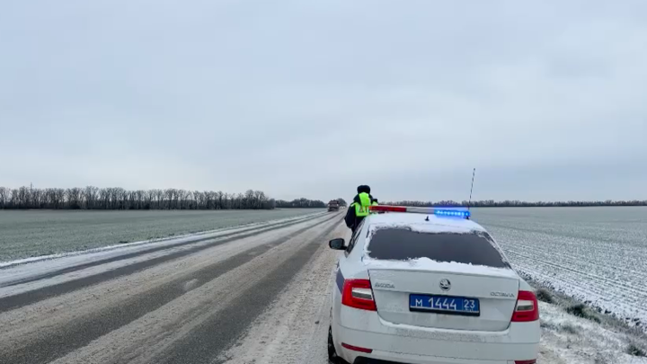 Гололёд, плохая видимость и снегопад: обстановка на дорогах Краснодарского края 9 января 2024 года