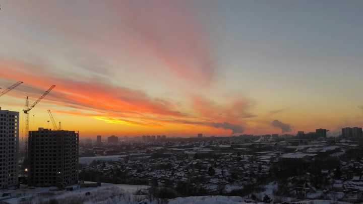 Жители Новосибирска увидели в один день три солнца и огненный закат