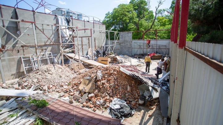 В Анапе возле Центра культуры Родина сносят трёхэтажный самострой