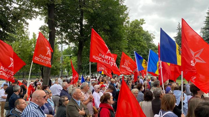 В Кишиневе люди вышли протестовать против социальной несправедливости, нищеты и воровитой власти