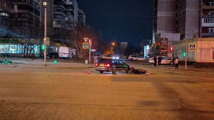 В Октябрьском районе Новосибирска автомобиль сбил 41-летнего мотоциклиста