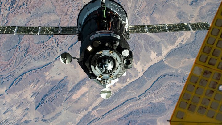 Роскосмос подтвердил утечку воздуха на МКС: Угроз экипажу нет