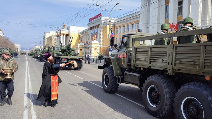 Священник окропил святой водой технику и участников Парада на 9 мая в Чите