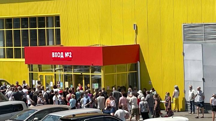 Больше сотни человек без масок столпились у входа в ТЦ Абсолют в Чите