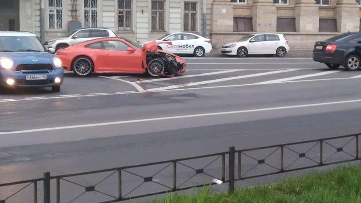 ДТП на Ждановской набережной в Санкт-Петербурге: красный Porsche собрал пробку