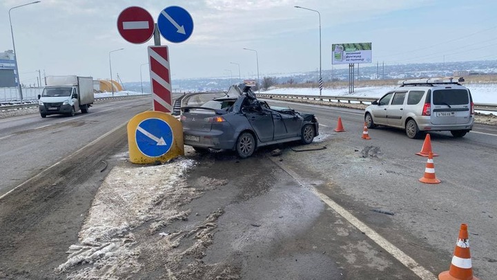 На трассе Ростов-Таганрог погрузчик врезался в автомобиль