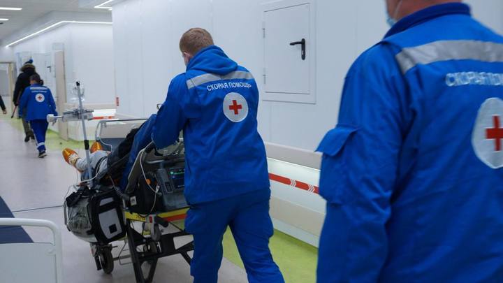 Врачи НИИ имени Джанелидзе провели девять операций, чтобы спасти мужчину, упавшего с большой высоты