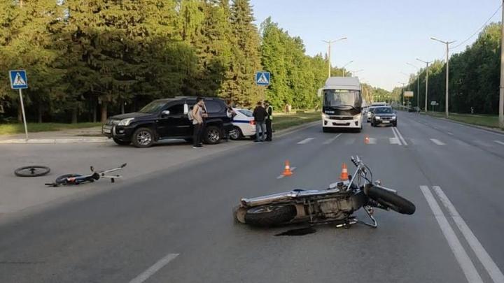 Мотоциклист сбил велосипедиста на пешеходном переходе в Новосибирске