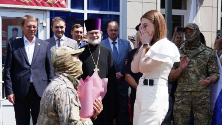 В Сочи росгвардеец, вернувшийся со спецоперации, сделал предложение своей девушке